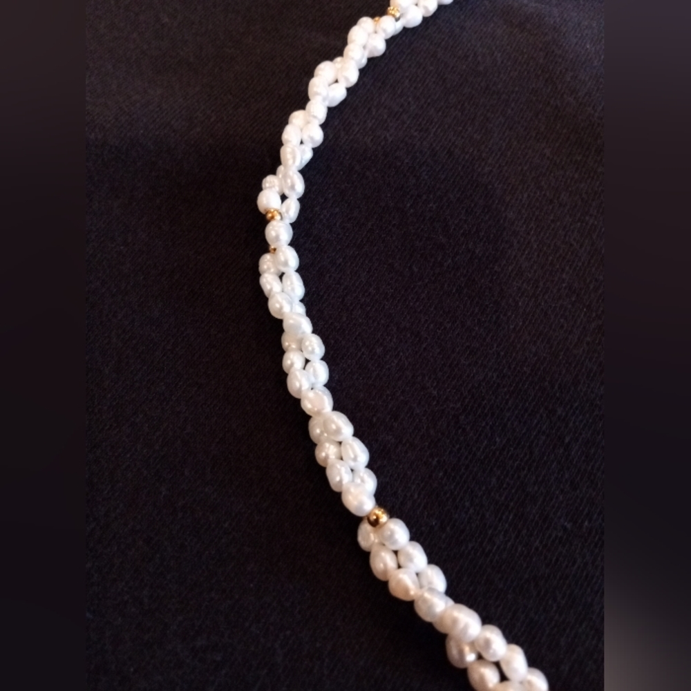 Avon freshwater pearl necklace 18 1/2 long. Has small gold accent beads.